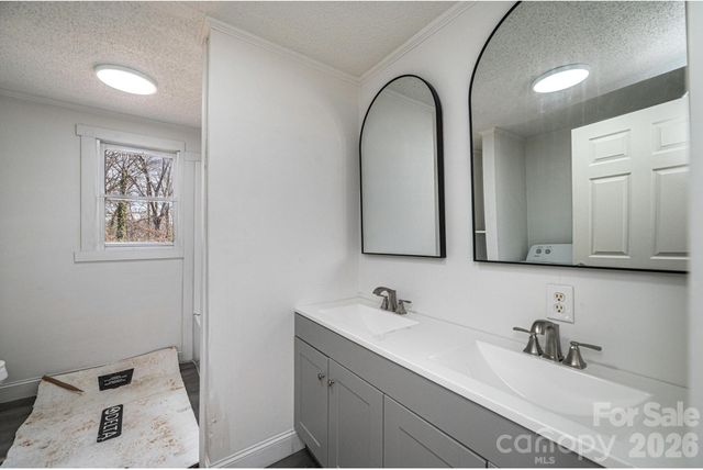 25 N Davis Avenue, Newton, NC 28658