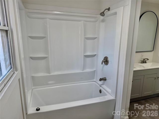 25 N Davis Avenue, Newton, NC 28658