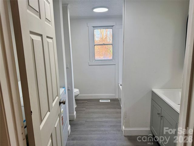 25 N Davis Avenue, Newton, NC 28658