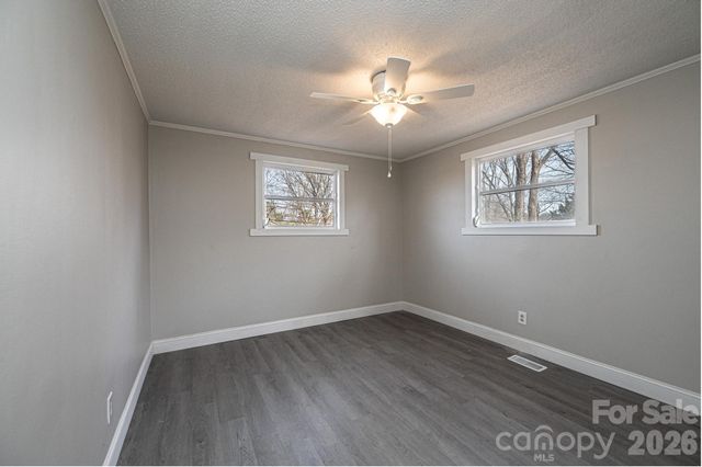 25 N Davis Avenue, Newton, NC 28658