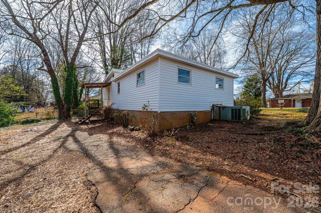 25 N Davis Avenue, Newton, NC 28658