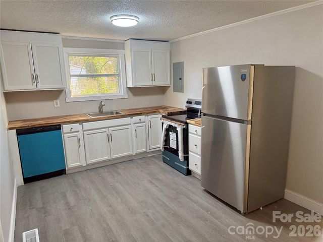 25 N Davis Avenue, Newton, NC 28658