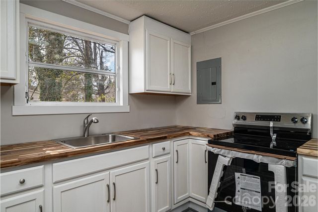 25 N Davis Avenue, Newton, NC 28658