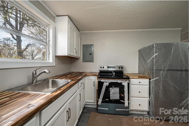 25 N Davis Avenue, Newton, NC 28658