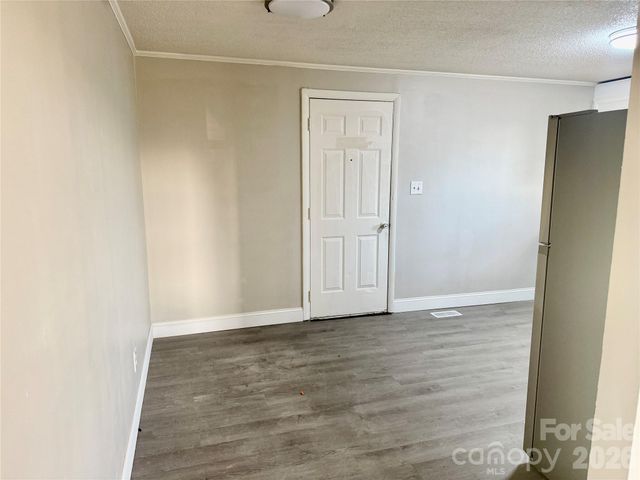 25 N Davis Avenue, Newton, NC 28658