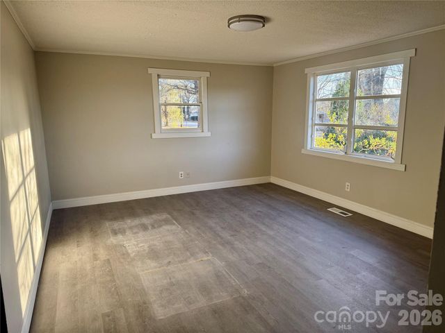 25 N Davis Avenue, Newton, NC 28658