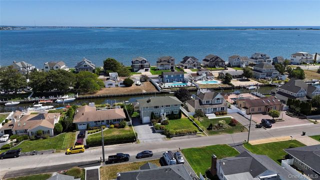 15 Marlin Road, East Quogue, NY 11942