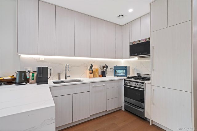 379 Ocean Parkway 3A, Brooklyn, NY 11218