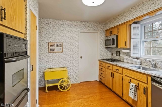 77 Sun Valley Way, Morris Plains Boro, NJ 07950