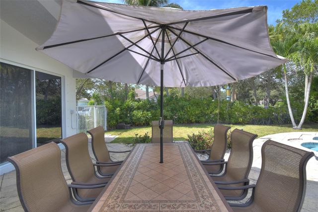 1125 E Waterside Cir, Weston, FL 33327