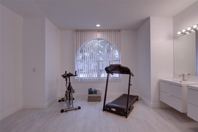 1125 E Waterside Cir, Weston, FL 33327