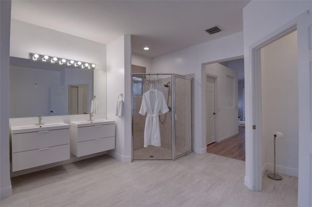 1125 E Waterside Cir, Weston, FL 33327