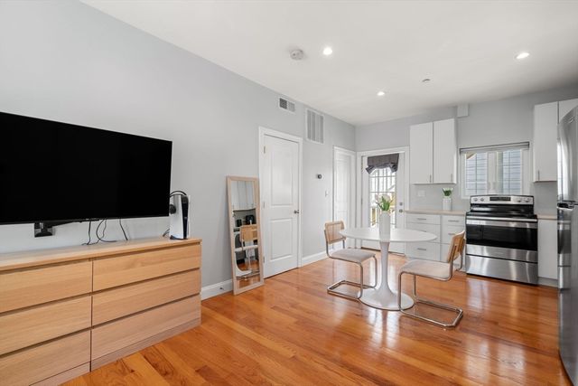 309 309-311 Sumner Street 2R, Boston, MA 02128