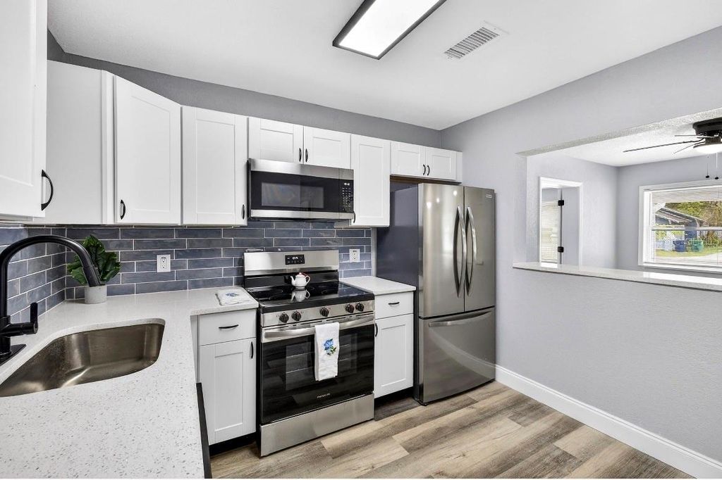 Image 5 of property listing at 6916 N ORLEANS AVENUE, Tampa, FL 33604