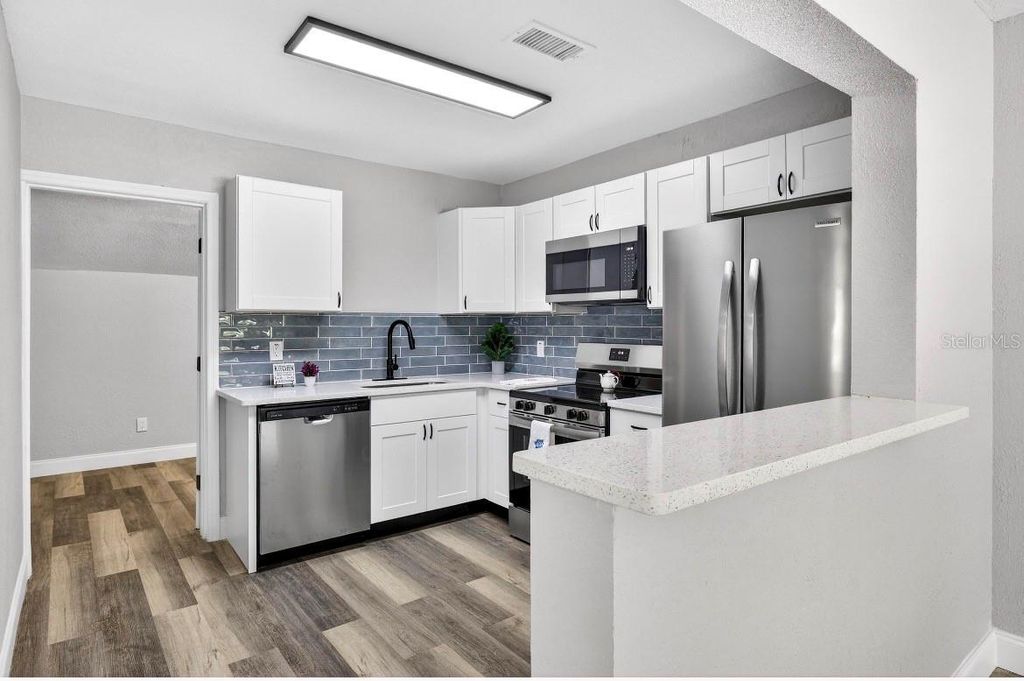 Image 6 of property listing at 6916 N ORLEANS AVENUE, Tampa, FL 33604