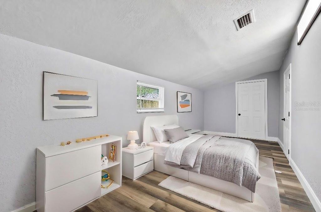 Image 10 of property listing at 6916 N ORLEANS AVENUE, Tampa, FL 33604