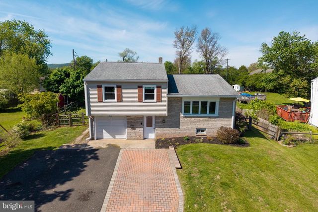 104 BRIARWOOD DR, Douglassville, PA 19518