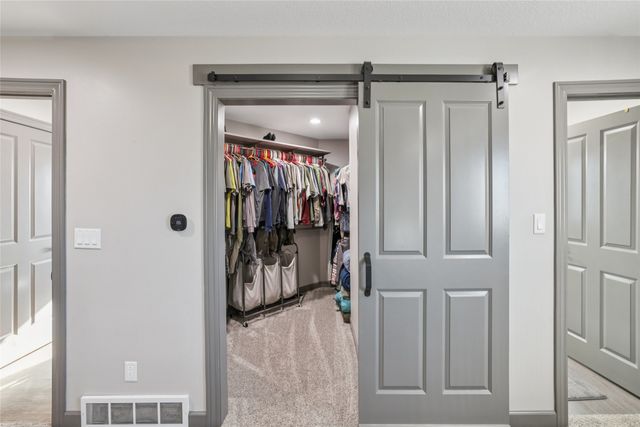 812 6th Avenue W, Grinnell, IA 50112