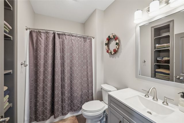 812 6th Avenue W, Grinnell, IA 50112