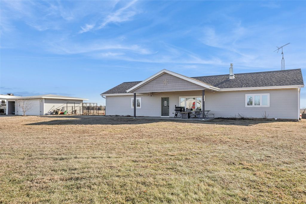 812 6th Avenue W, Grinnell, IA 50112