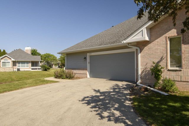 14142 W Waters WAY, New Berlin, WI 53151
