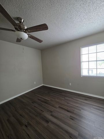 546 Dukeway Apt 1, Universal City, TX 78148