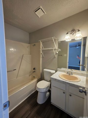 546 Dukeway Apt 1, Universal City, TX 78148