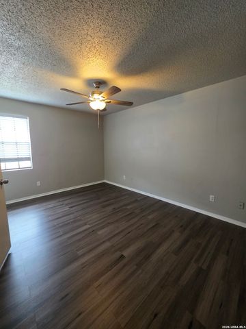 546 Dukeway Apt 1, Universal City, TX 78148