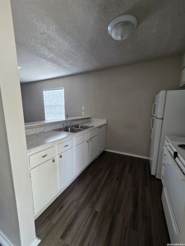 546 Dukeway Apt 1, Universal City, TX 78148