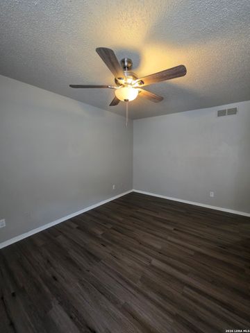 546 Dukeway Apt 1, Universal City, TX 78148