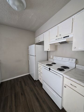 546 Dukeway Apt 1, Universal City, TX 78148