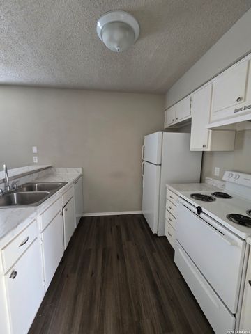 546 Dukeway Apt 1, Universal City, TX 78148