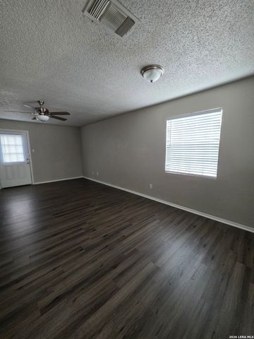 546 Dukeway Apt 1, Universal City, TX 78148