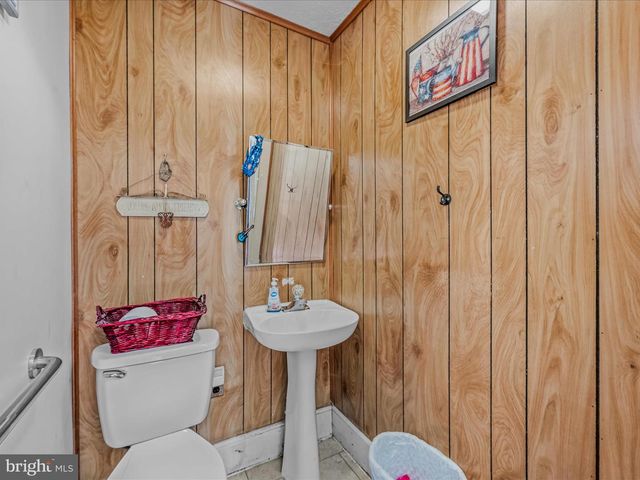 40 WINCHESTER ST, Paw Paw, WV 25434