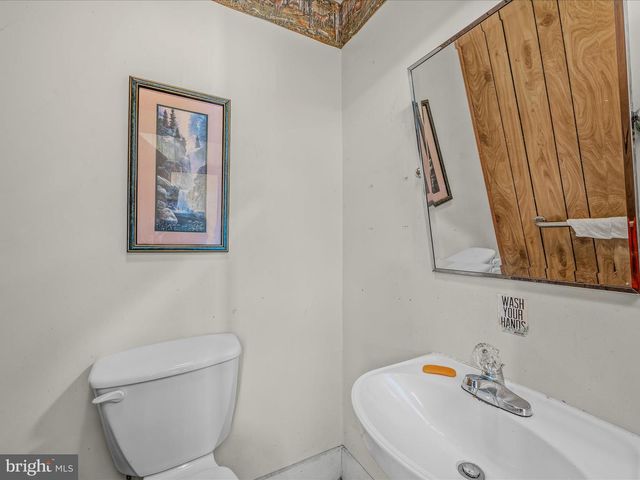 40 WINCHESTER ST, Paw Paw, WV 25434