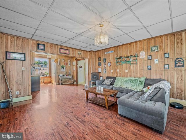 40 WINCHESTER ST, Paw Paw, WV 25434