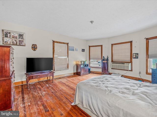 40 WINCHESTER ST, Paw Paw, WV 25434