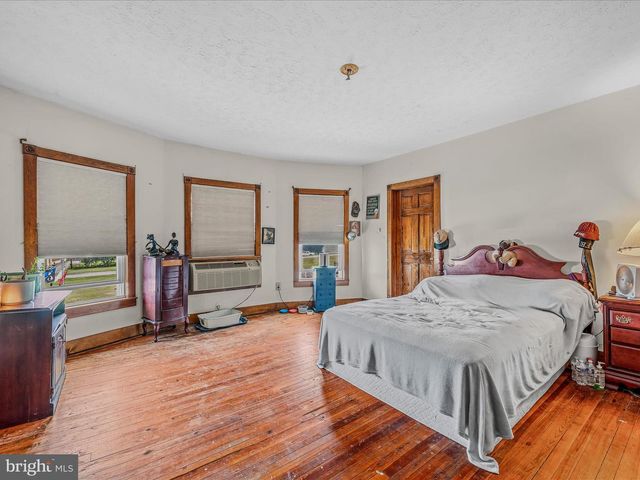 40 WINCHESTER ST, Paw Paw, WV 25434