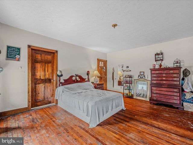 40 WINCHESTER ST, Paw Paw, WV 25434