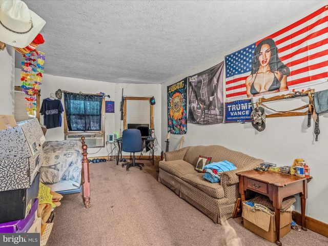 40 WINCHESTER ST, Paw Paw, WV 25434