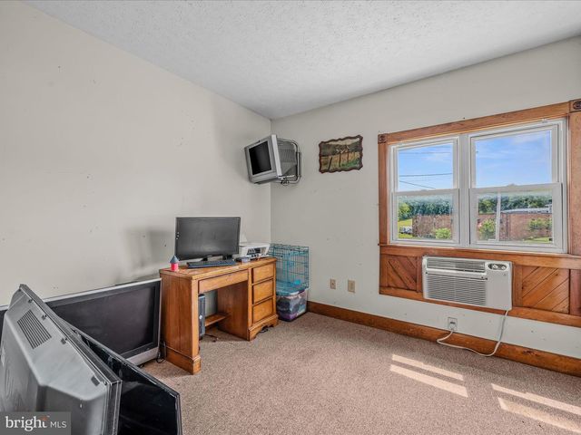 40 WINCHESTER ST, Paw Paw, WV 25434