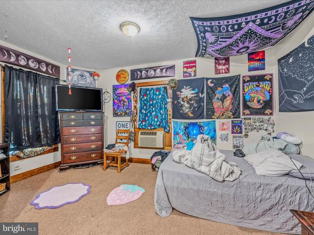 40 WINCHESTER ST, Paw Paw, WV 25434