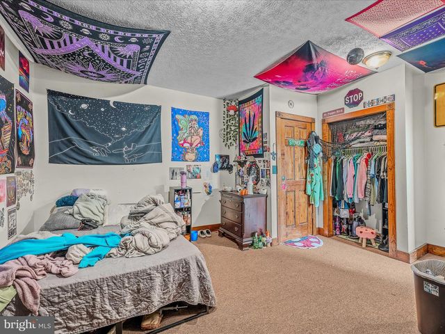 40 WINCHESTER ST, Paw Paw, WV 25434