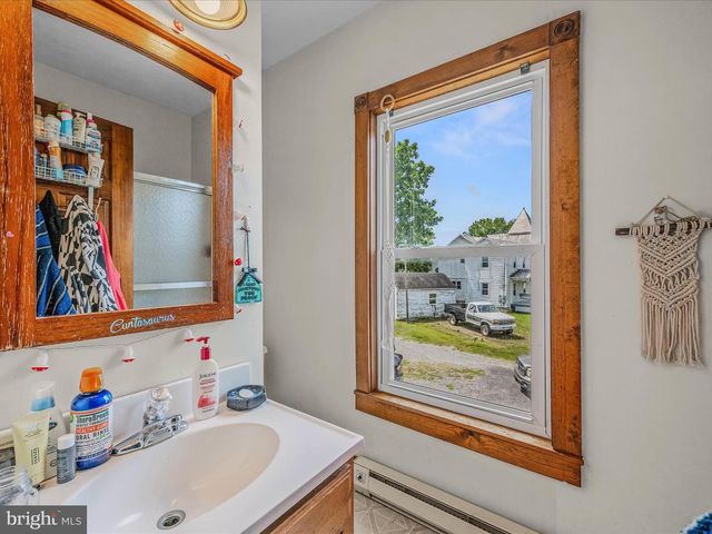 40 WINCHESTER ST, Paw Paw, WV 25434