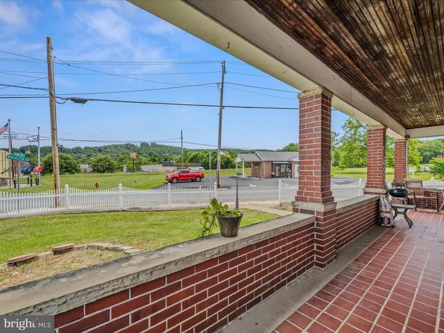 40 WINCHESTER ST, Paw Paw, WV 25434