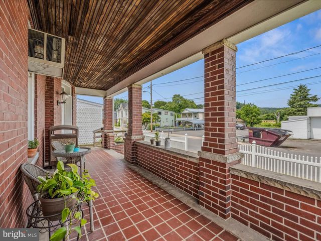 40 WINCHESTER ST, Paw Paw, WV 25434