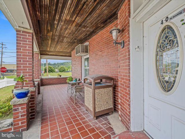 40 WINCHESTER ST, Paw Paw, WV 25434