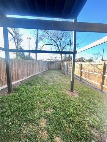 622 Maple Way, Houston, TX 77015