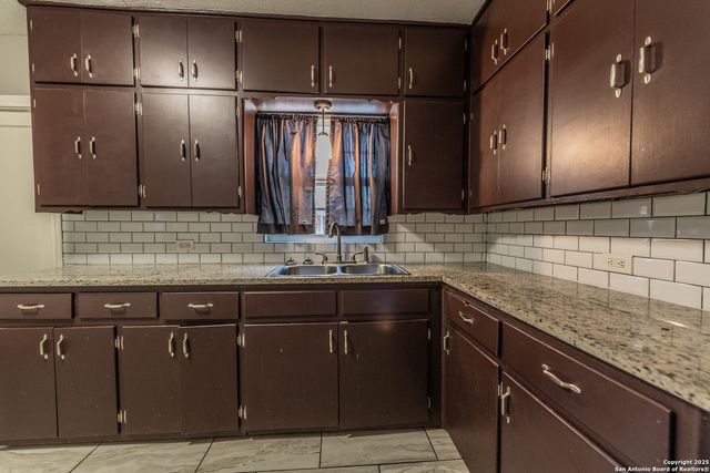 553 CLUB DR, San Antonio, TX 78201