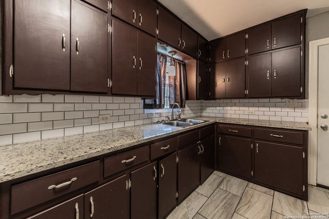 553 CLUB DR, San Antonio, TX 78201